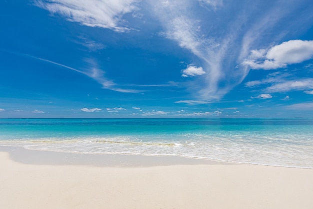 Spiaggia tranquilla. Paesaggio dell'isola tropicale e concetto di cielo di sabbia di mare. Morbide onde che schizzano, meditazione