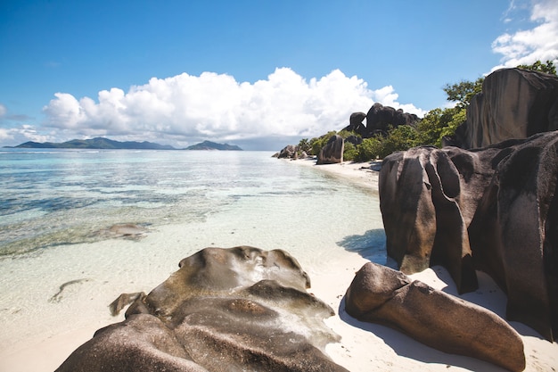 Spiaggia tropicale all'isola di La Digue, Seychelles