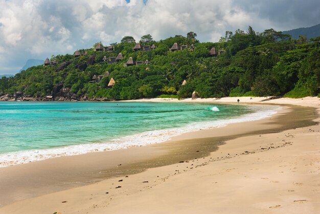 Spiaggia tropicale all'isola di Mahe Seychelles in una giornata di sole