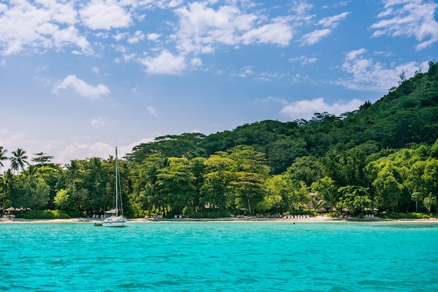 Spiaggia tropicale all'isola di Mahe Seychelles. Inquadratura orizzontale