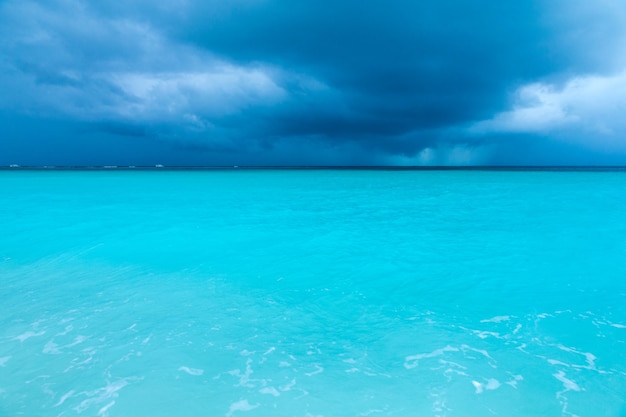 Spiaggia tropicale alle Maldive con laguna blu