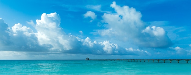 Spiaggia tropicale alle Maldive con laguna blu