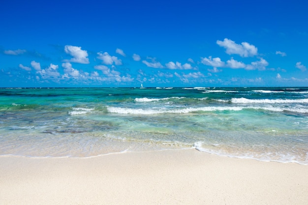 Spiaggia tropicale alle Maldive