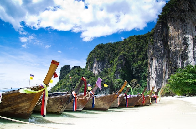 Spiaggia tropicale, barche longtail, Mare delle Andamane, Thailandia