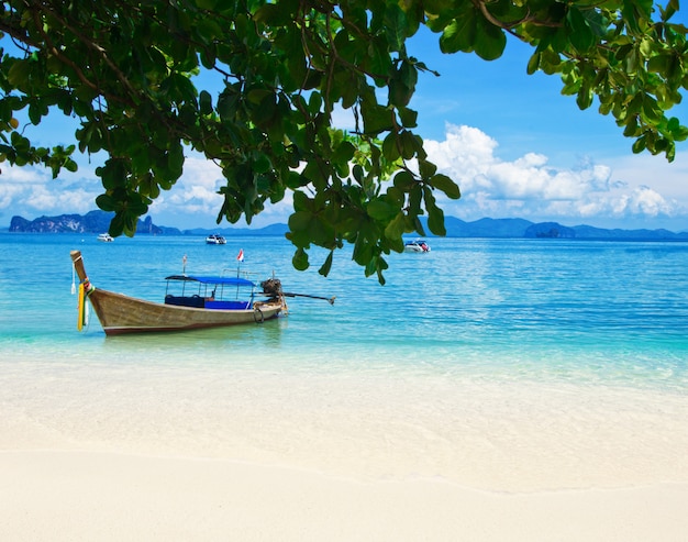 Spiaggia tropicale con barca