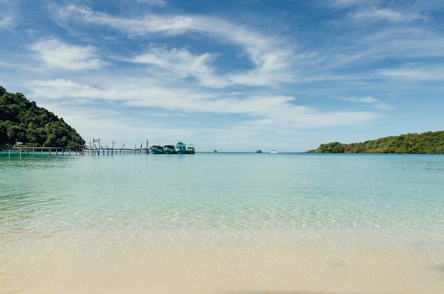 Spiaggia tropicale con barche e yacht in mare delle Andamane a Phuket, in Thailandia.