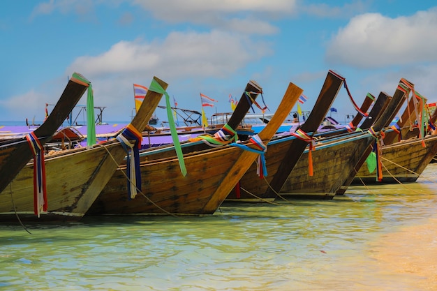 Spiaggia tropicale con barche tradizionali a coda lunga su Kho Poda, Krabi, Thailandia