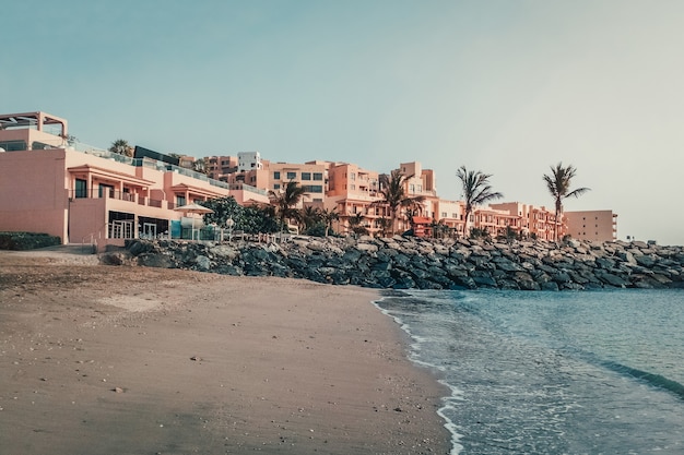 Spiaggia tropicale con hotel a Fujairah. Emirati Arabi Uniti