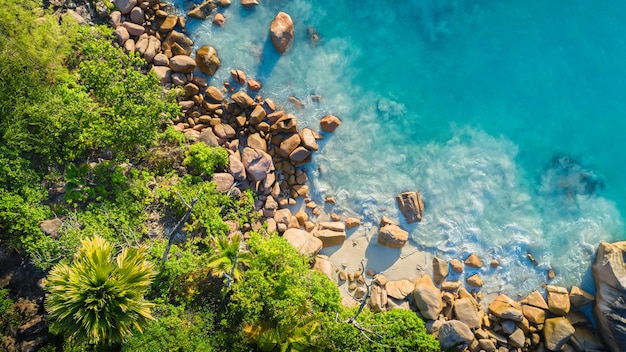 Spiaggia tropicale con mare e palme presi dal drone Anse Lazio Beach all'isola di Praslin Seychelles Vacanze concetto