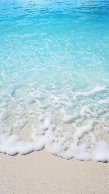 Spiaggia tropicale con sabbia bianca e acqua di mare turchese