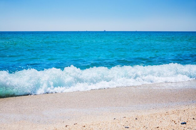 Spiaggia tropicale con sabbia bianca e mare azzurro. Bellissimo paesaggio estivo.