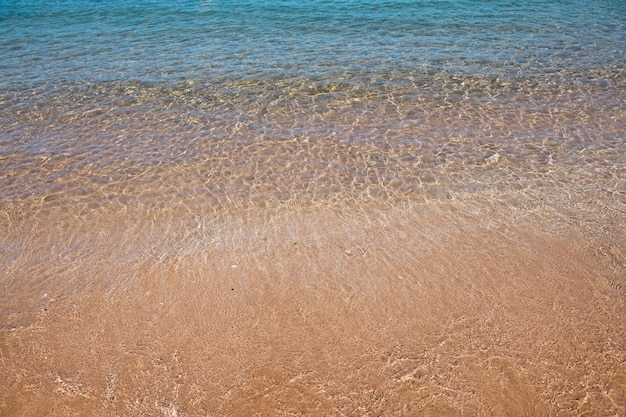 Spiaggia tropicale con sabbia di mare durante le vacanze estive