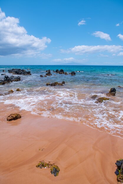 Spiaggia tropicale con sabbia di mare in vacanza estiva