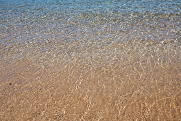 Spiaggia tropicale con sabbia di mare in vacanza estiva