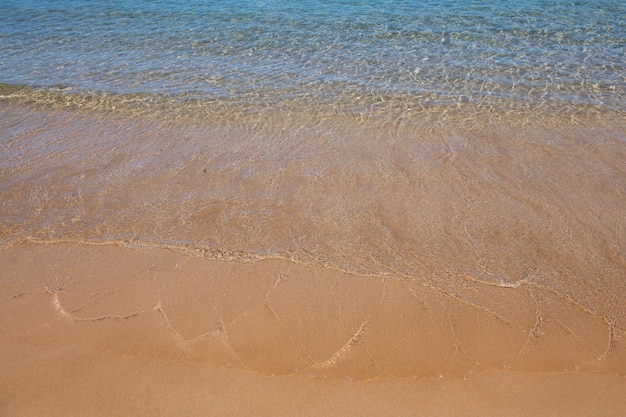 Spiaggia tropicale con sabbia marina in vacanza estiva