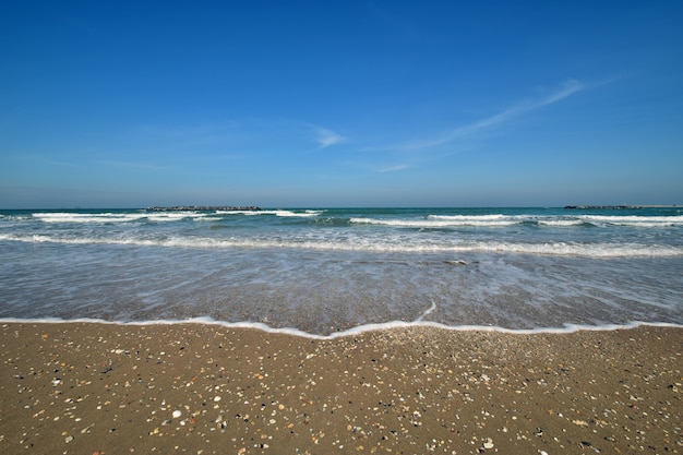 Spiaggia tropicale con un bel cielo.