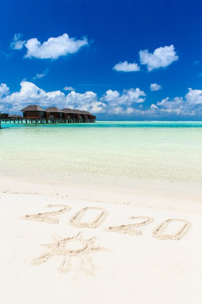 spiaggia tropicale delle Maldive e laguna blu