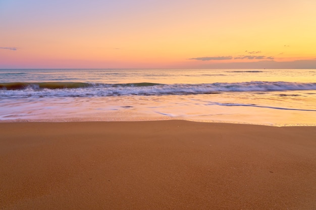 Spiaggia tropicale di sabbia al tramonto