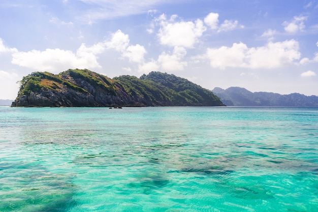 Spiaggia tropicale di sabbia bianca