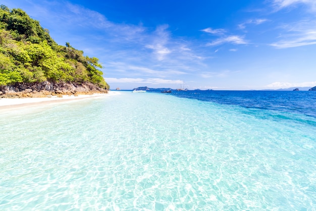 Spiaggia tropicale di sabbia bianca