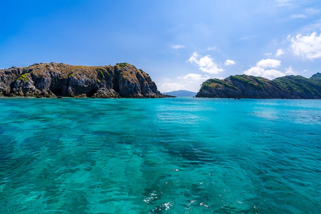 Spiaggia tropicale di sabbia bianca