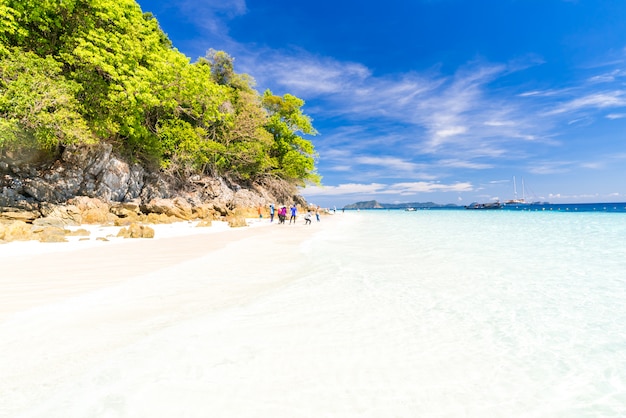 Spiaggia tropicale di sabbia bianca