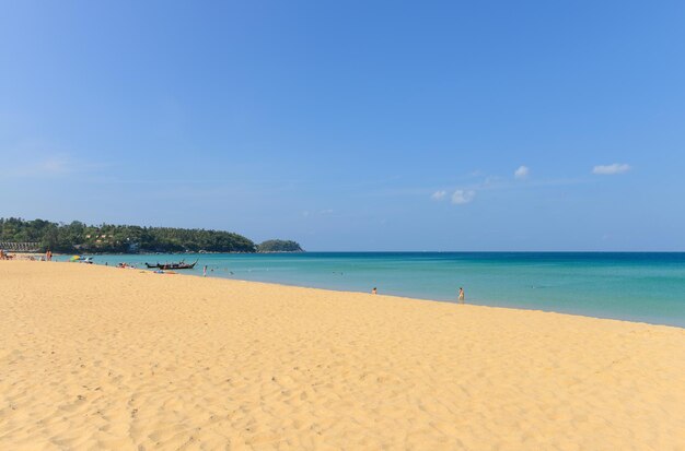 Spiaggia tropicale di scena della natura e cielo blu in spiaggia di Karon Phuket Tailandia