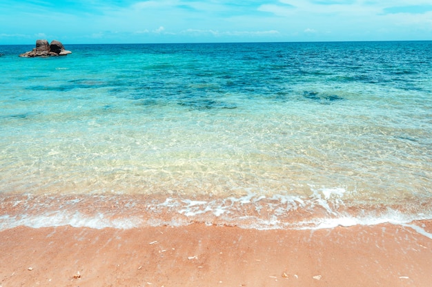 Spiaggia tropicale e mare blu in estate