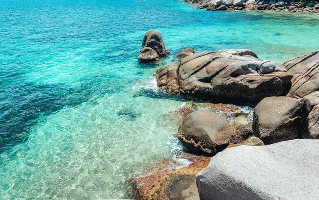 Spiaggia tropicale e mare blu in estate