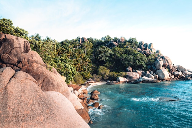 Spiaggia tropicale estiva e paesaggio marino