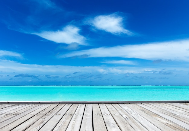 spiaggia tropicale in giornata di sole