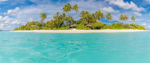 Spiaggia tropicale Maldive Isola panoramica tranquilla paradiso Palme sabbia bianca baia mare sole cielo