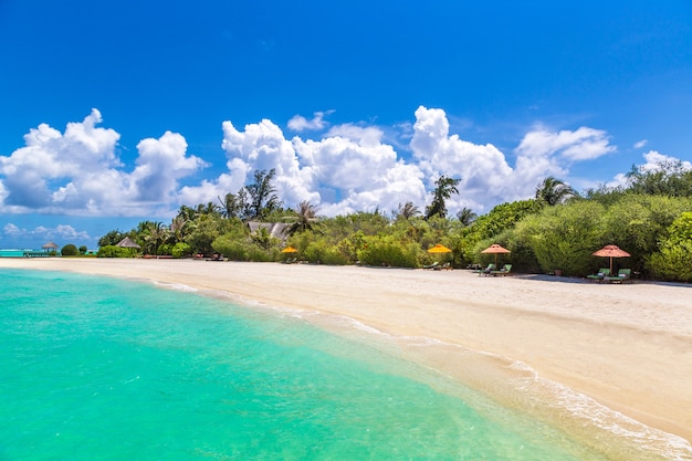 Spiaggia tropicale nell'isola delle Maldive