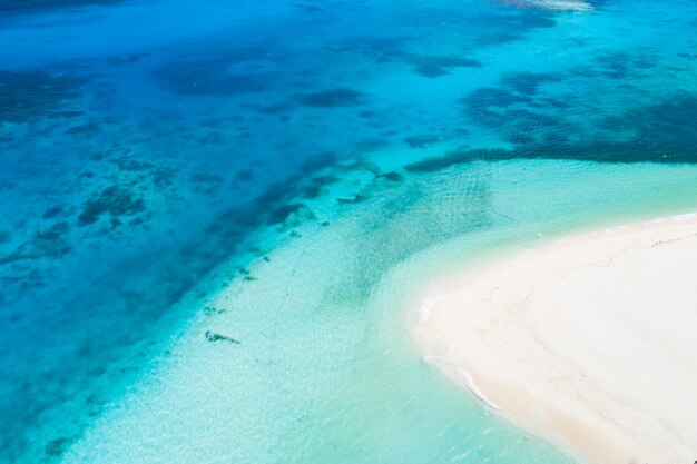 Spiaggia tropicale nelle Filippine, Daku Island