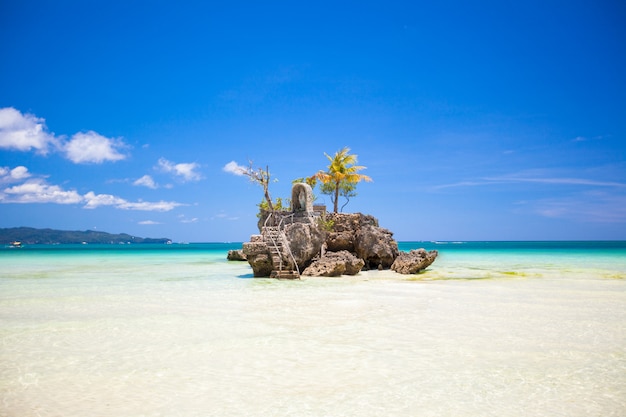 Spiaggia tropicale perfetta con acqua turchese e spiagge di sabbia bianca a Phillipines