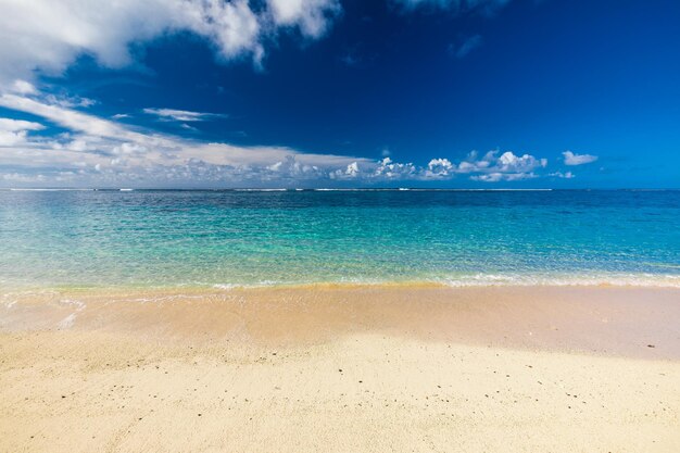 Spiaggia tropicale sul lato sud dell'isola di Samoa con palme da cocco