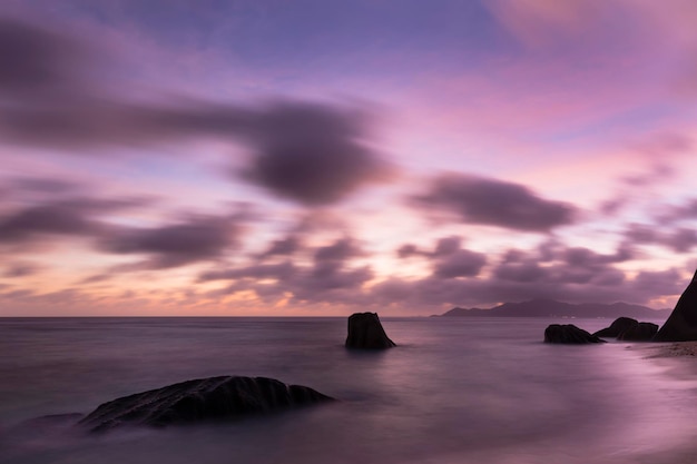 Spiaggia tropicale tramonto Seychelles