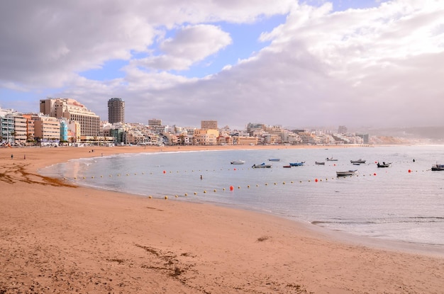 Spiaggia tropicale vicino alla città