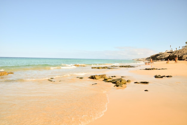 Spiaggia tropicale vuota nelle isole Canarie