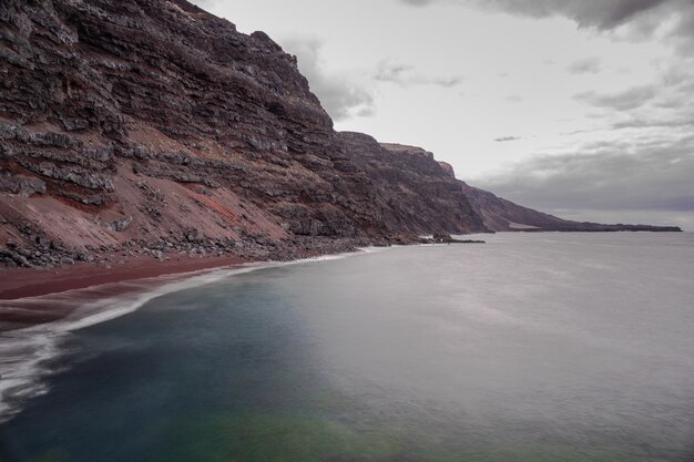 Spiaggia verodale, spiaggia di sabbia vulcanica rossa, Oceano Atlantico, El Hierro, Isole Canarie, Spagna