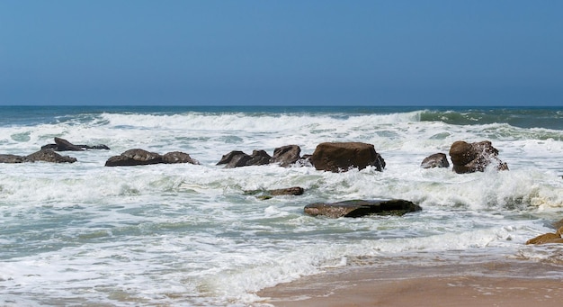 Spiaggia vicino all'oceano luogo di vacanza Rocce, mare e onde Viaggio in Europa Portogallo