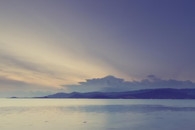 Spiaggia vintage e cielo al tramonto