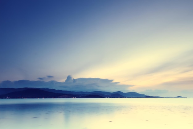 Spiaggia vintage e cielo al tramonto