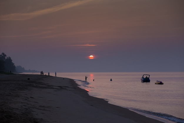 Spiaggia vista mare, ora del tramonto