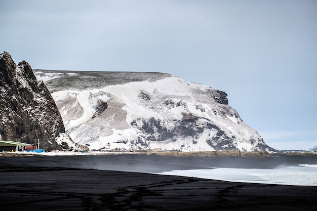 Spiaggia vulcanica di Reynisfjara in inverno