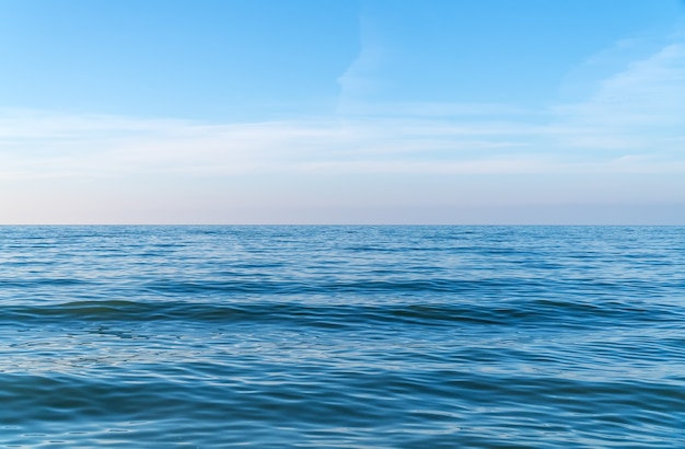 Spiaggia vuota con acqua blu e sabbia dorata con tempo soleggiato