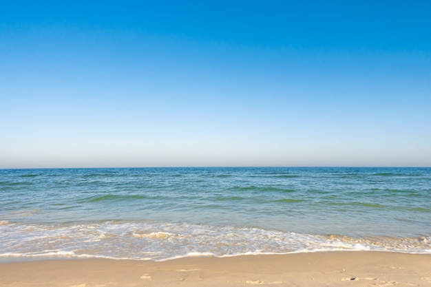 spiaggia vuota e mare dell'oceano