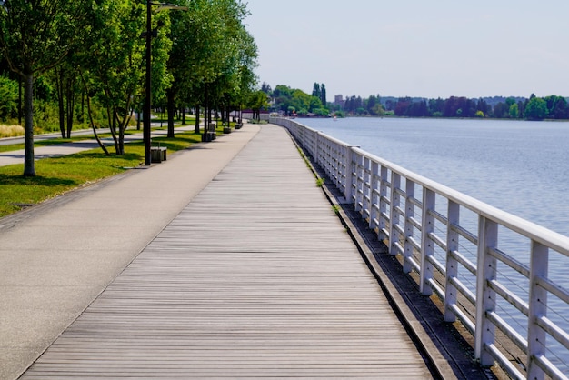 Spianata in legno lungo il fiume Allier nella città di Vichy