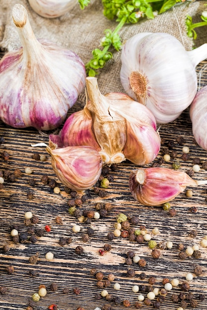 Spicchi d'aglio maturo sul tavolo della cucina durante la cottura di un piatto con aglio