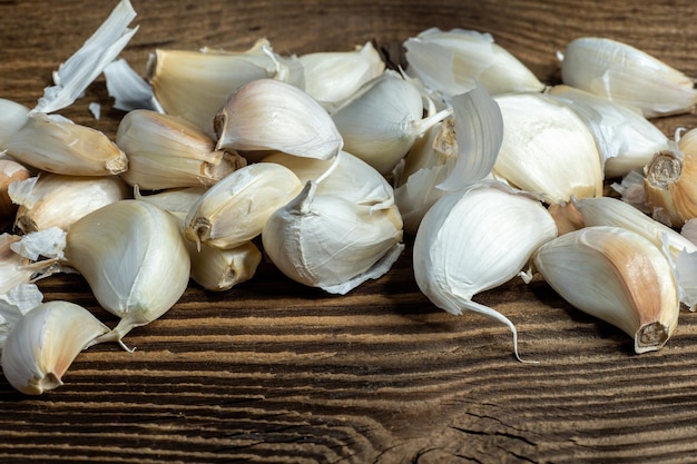 Spicchi d'aglio su una tavola di legno